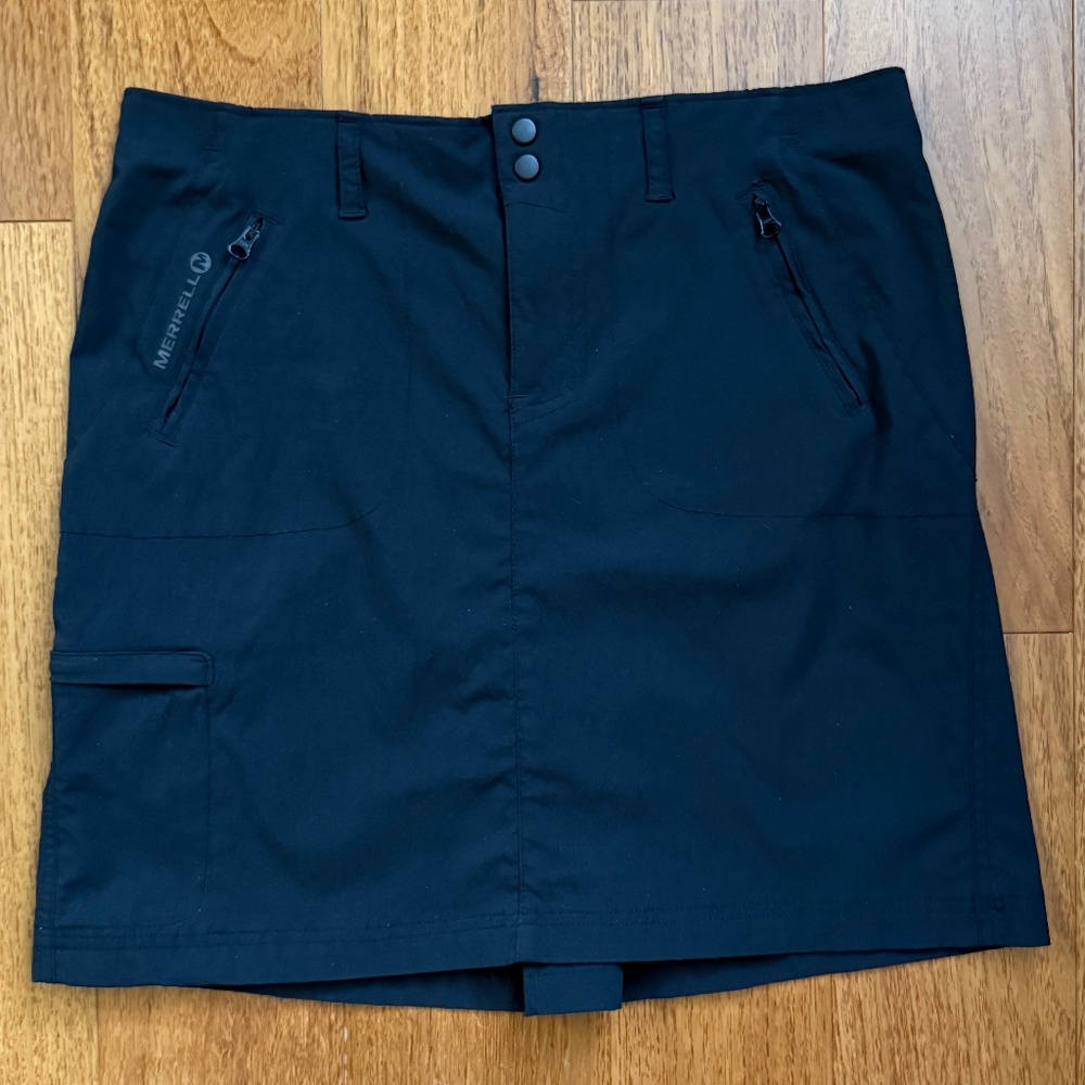 *LIKE NEW* Merrell sport / travel skirt size 4 (fits S / M)